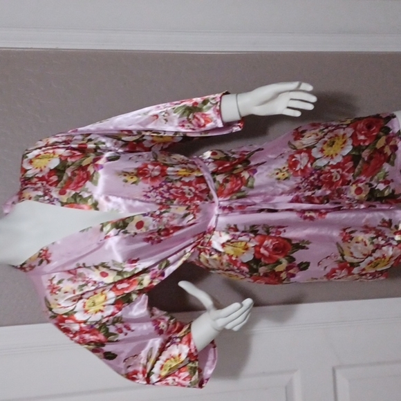 - Woman's cute robe - Picture 1 of 3